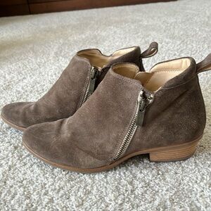Paul Green suede bootie in taupe in size 4